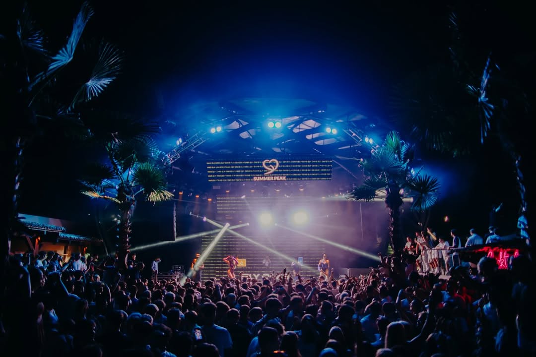 A night to remember! @elyoaks bringing the energy to @aquariuszrce for @summerpeakfestival 💜 Thank you everyone for an 